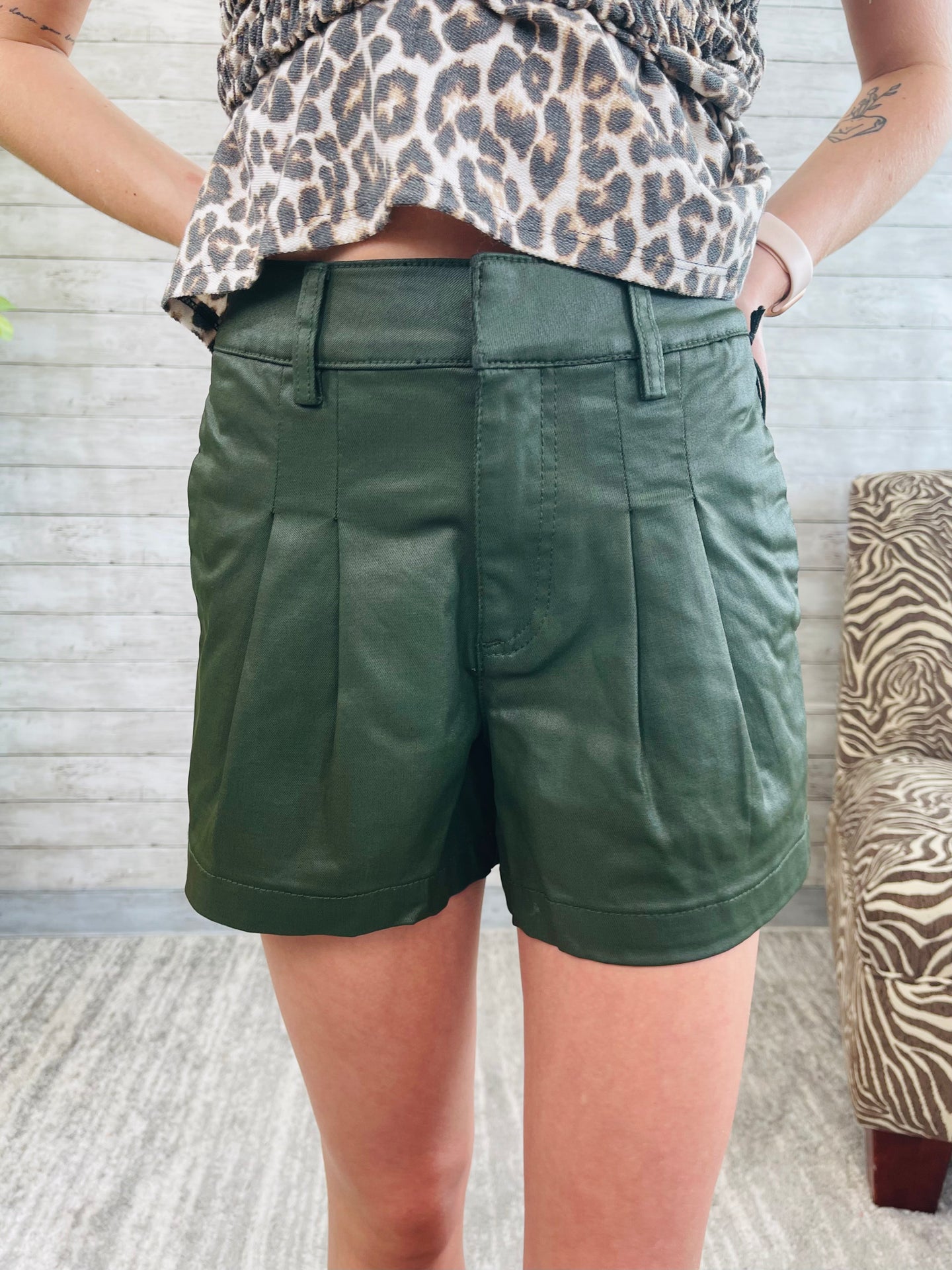 Willa Coated Denim Pleated Olive Shorts - KUT